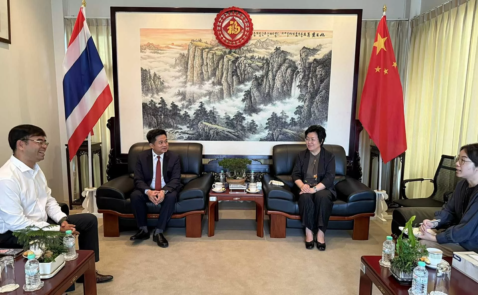 Thúc đẩy hợp tác giữa hai Tổng lãnh sự quán Việt Nam và Trung Quốc tại Khon Kaen Thúc đẩy hợp tác giữa hai Tổng lãnh sự quán Việt Nam và Trung Quốc tại Khon Kaen