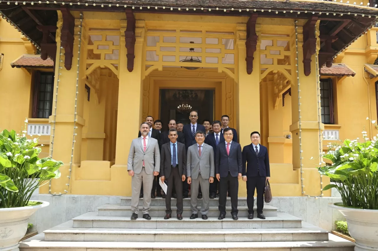 Thứ trưởng Thường trực Nguyễn Minh Vũ cùng với Cơ quan đầu tư Oman và Tổng công ty Đầu tư và Kinh doanh vốn nhà nước chụp ảnh lưu niệm. (Ảnh: Thành Long)