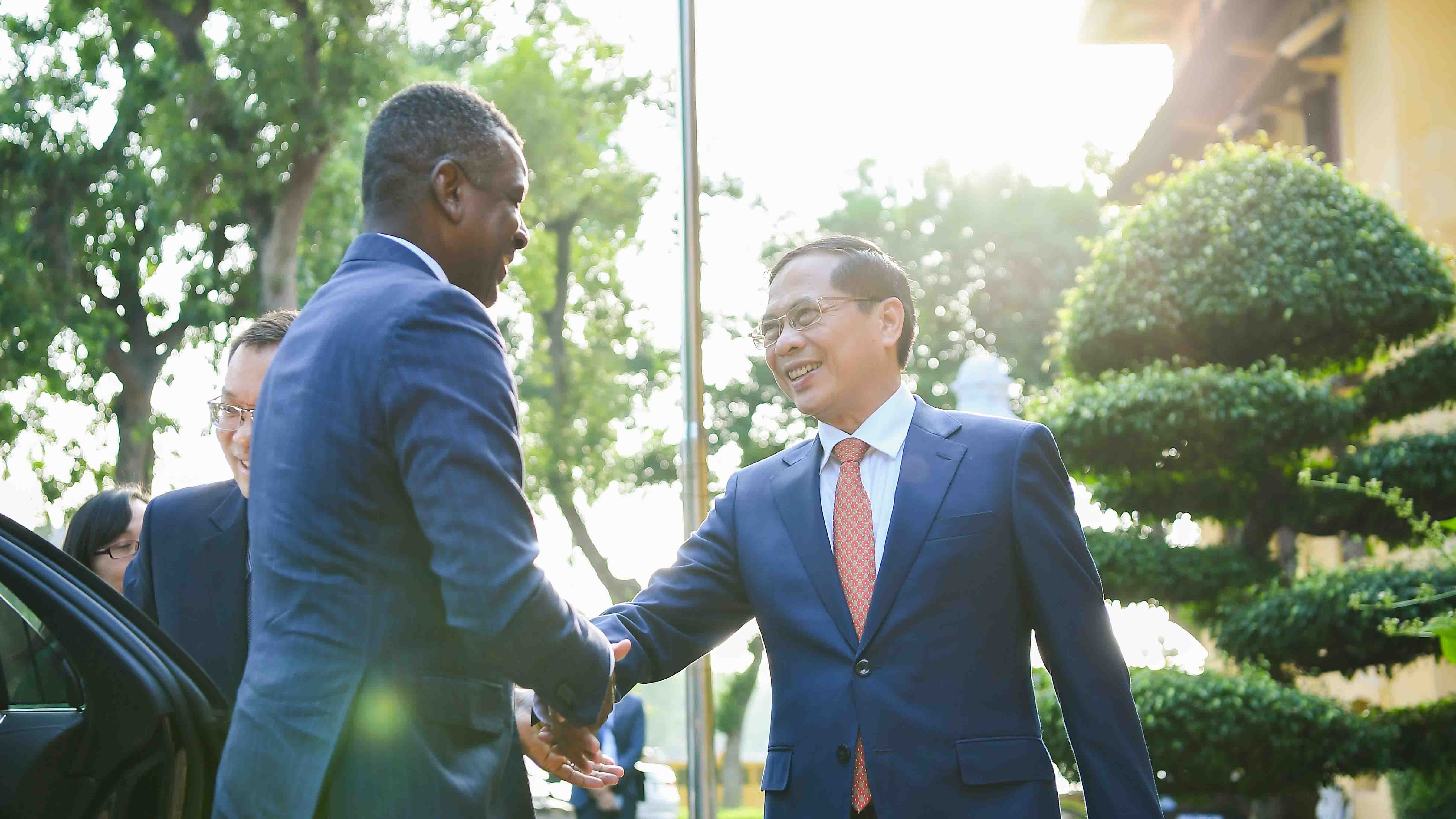 Phó Thủ tướng, Bộ trưởng Ngoại giao Bùi Thanh Sơn đón, hội đàm với Bộ trưởng Ngoại giao Dominica