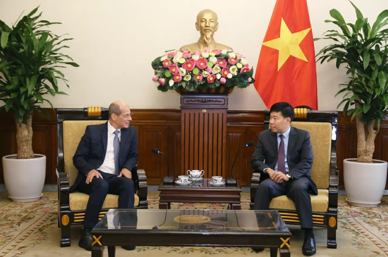 Thứ trưởng Nguyễn Mạnh Cường và đồng chí Rogelio Sierra Diaz bày tỏ mong muốn tăng cường trao đổi kinh nghiệm và hợp tác giữa hai Học viện Ngoại giao theo khuôn khổ Bản ghi nhớ hợp tác đã được ký kết. (Ảnh: Thành Long)