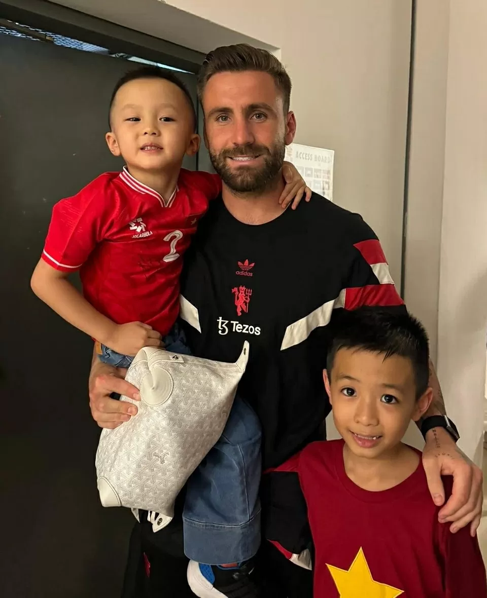 Cầu thủ Duy Mạnh đưa con, cháu trai chụp ảnh kỷ niệm với dàn sao Man Utd Cầu thủ Duy Mạnh đưa con, cháu trai chụp ảnh kỷ niệm với dàn sao Man Utd