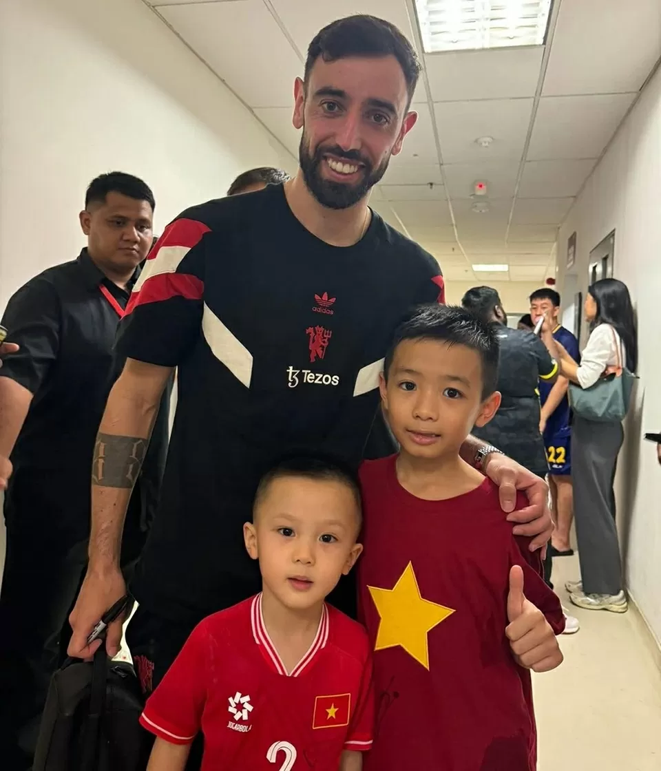 Cầu thủ Duy Mạnh đưa con, cháu trai chụp ảnh kỷ niệm với dàn sao Man Utd Cầu thủ Duy Mạnh đưa con, cháu trai chụp ảnh kỷ niệm với dàn sao Man Utd