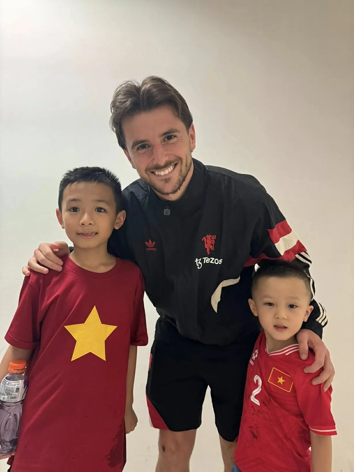 Cầu thủ Duy Mạnh đưa con, cháu trai chụp ảnh kỷ niệm với cầu thủ Man Utd Cầu thủ Duy Mạnh đưa con, cháu trai chụp ảnh kỷ niệm với cầu thủ Man Utd