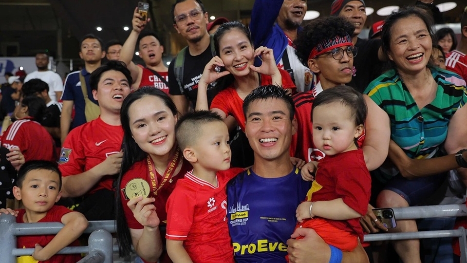 Trung vệ Duy Mạnh cùng con và cháu trai chụp ảnh kỷ niệm với Man Utd