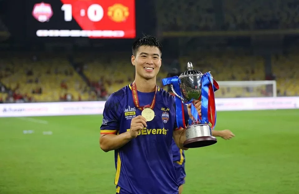 Cầu thủ Duy Mạnh đưa con và cháu trai chụp ảnh kỷ niệm với cầu thủ Man Utd Cầu thủ Duy Mạnh đưa con và cháu trai chụp ảnh kỷ niệm với cầu thủ Man Utd