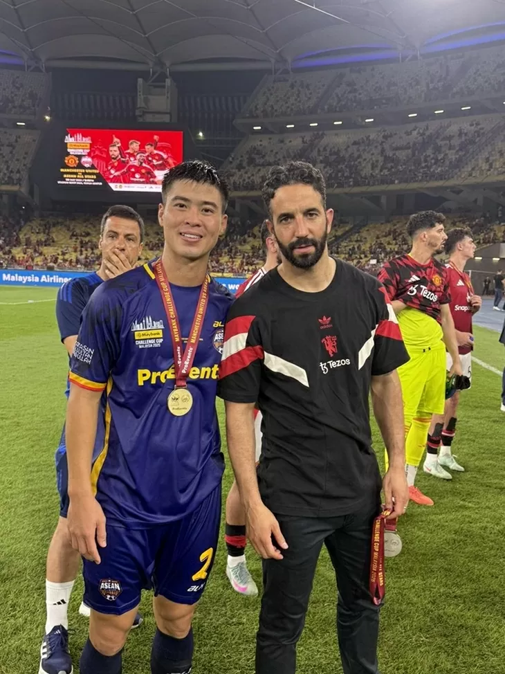 Trung vệ Duy Mạnh đưa con và cháu trai chụp ảnh kỷ niệm với cầu thủ Man Utd Trung vệ Duy Mạnh đưa con và cháu trai chụp ảnh kỷ niệm với cầu thủ Man Utd