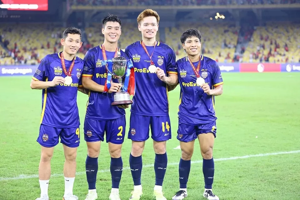 Trung vệ Duy Mạnh đưa con và cháu trai chụp ảnh kỷ niệm với cầu thủ Man Utd Trung vệ Duy Mạnh đưa con và cháu trai chụp ảnh kỷ niệm với cầu thủ Man Utd