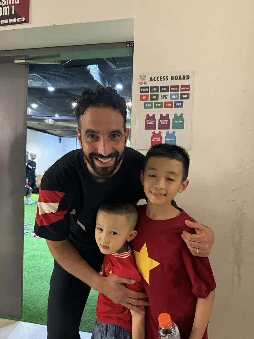 Trung vệ Duy Mạnh đưa con và cháu trai chụp ảnh kỷ niệm với cầu thủ Man Utd Trung vệ Duy Mạnh đưa con và cháu trai chụp ảnh kỷ niệm với cầu thủ Man Utd