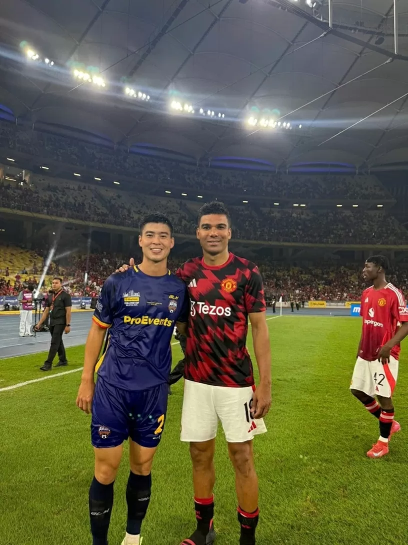 Trung vệ Duy Mạnh đưa con và cháu trai chụp ảnh kỷ niệm với cầu thủ Man Utd Trung vệ Duy Mạnh đưa con và cháu trai chụp ảnh kỷ niệm với cầu thủ Man Utd