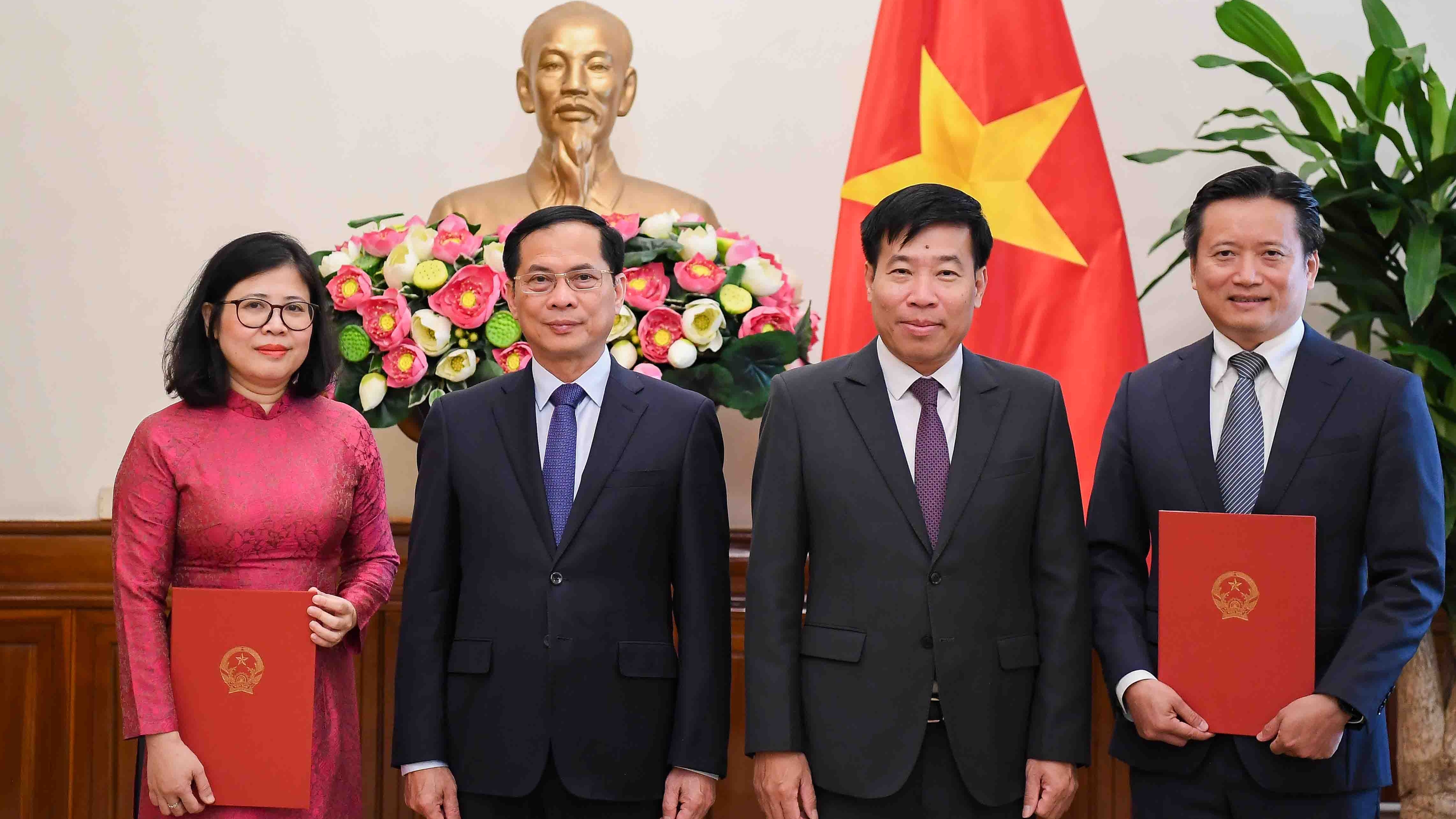 Phó Thủ tướng, Bộ trưởng Ngoại giao trao quyết định bổ nhiệm người đứng đầu cơ quan đại diện và lãnh đạo quản lý