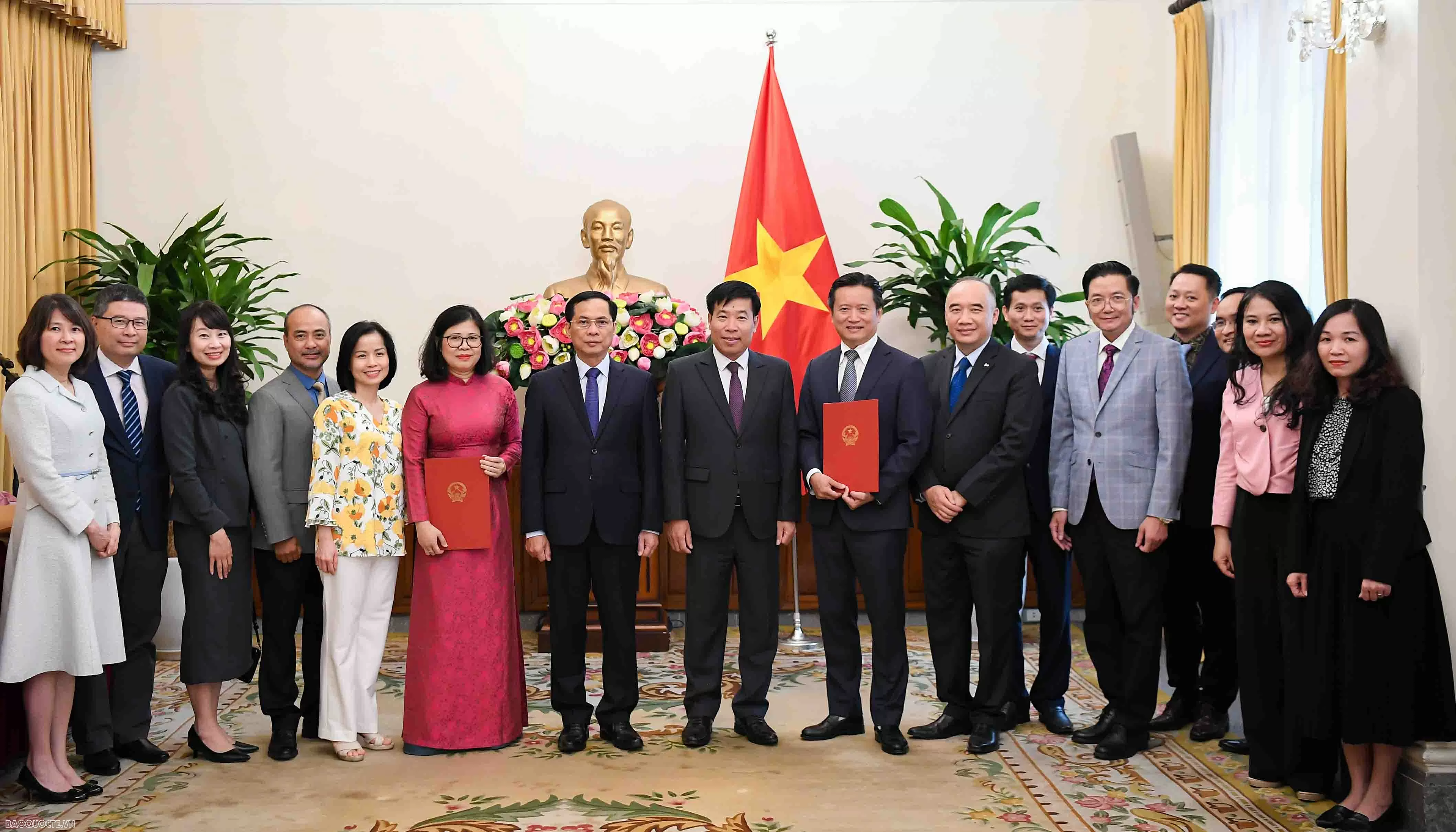 Phó Thủ tướng, Bộ trưởng Ngoại giao trao quyết định bổ nhiệm người đứng đầu cơ quan đại diện và lãnh đạo quản lý Phó Thủ tướng, Bộ trưởng Ngoại giao trao quyết định bổ nhiệm người đứng đầu cơ quan đại diện và lãnh đạo quản lý