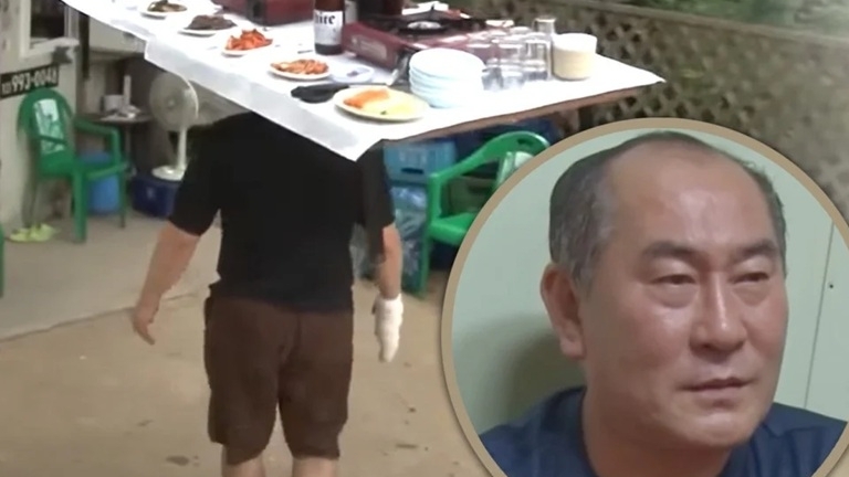 Hàn Quốc: Chủ nhà hàng giữ thăng bằng bằng đầu, đội bàn ăn phục vụ thực khách