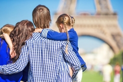 Pháp phản đối xu hướng ‘không trẻ em’ tại điểm du lịch, dịch vụ