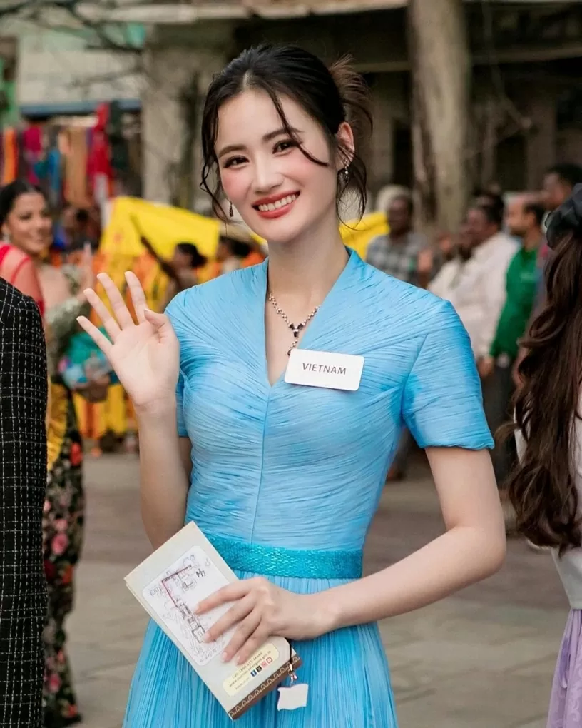 Hoa hậu Huỳnh Trần Ý Nhi có gần một tháng ở Ấn Độ để tham gia chuỗi hoạt động của cuộc thi Miss World. Bên cạnh các phần tranh tài, cô và các thí sinh còn có chuyến khám phá vùng Telangana của Ấn Độ - nơi đăng cai Miss World 2025.