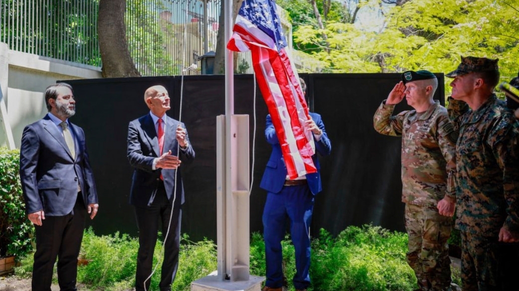 Syria đón chuyến thăm lịch sử của quan chức Mỹ, chính quyền mới hứng chịu cuộc tấn công đầu tiên của khủng bố IS