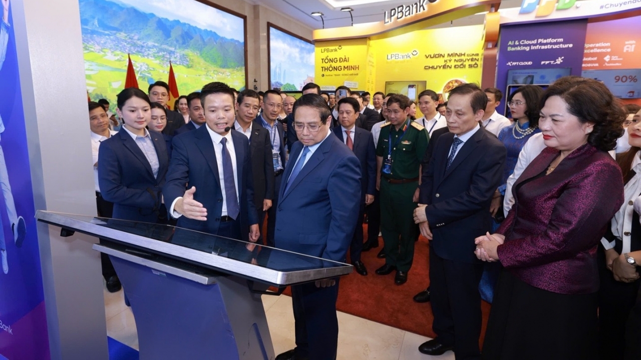 Ngân hàng MB vinh dự đón Thủ tướng Phạm Minh Chính tới tham quan không gian công nghệ tại Sự kiện Chuyển đổi số 2025