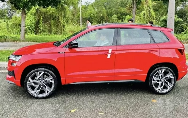 Skoda Karoq 2025 bản Sportline cho thấy phong cách thiết kế mạnh mẽ hơn hẳn Skoda Karoq 2025 bản Sportline cho thấy phong cách thiết kế mạnh mẽ hơn hẳn