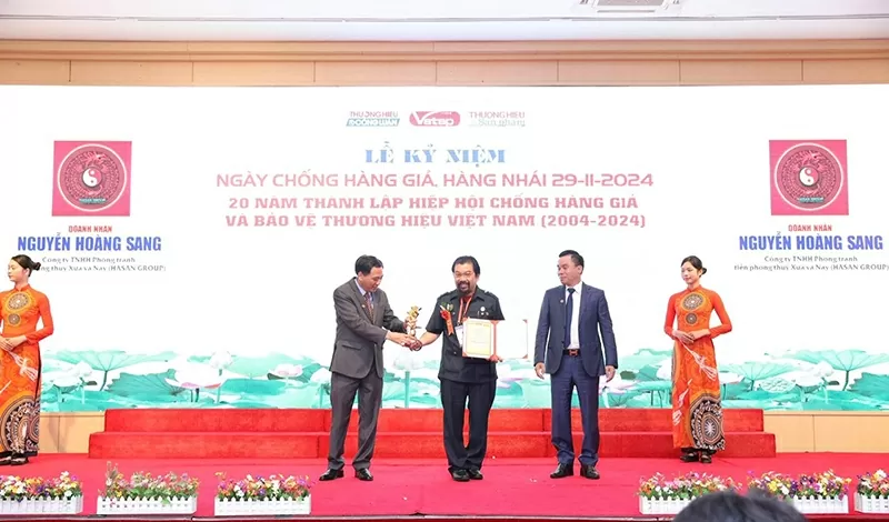Doanh nhân Nguyễn Hoàng Sang nhận kỷ niệm chương tại Lễ kỷ niệm Ngày chống hàng giả, hàng nhái 29/11/2024; 20 năm thành lập Hiệp hội chống hàng giả và abro vệ thương hiệu Việt Nam (2004 -2024). Doanh nhân Nguyễn Hoàng Sang nhận kỷ niệm chương tại Lễ kỷ niệm Ngày chống hàng giả, hàng nhái 29/11/2024; 20 năm thành lập Hiệp hội chống hàng giả và abro vệ thương hiệu Việt Nam (2004 -2024).