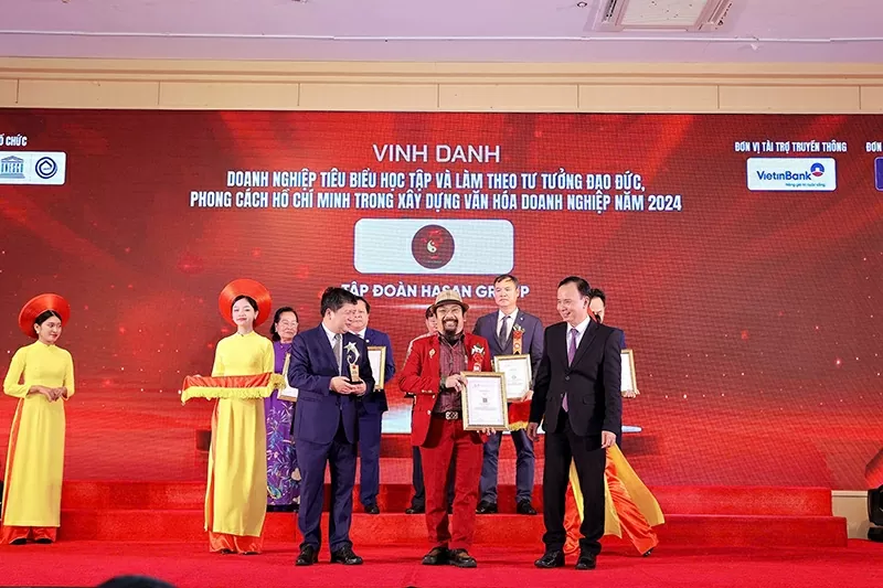 Nhà hoạt động xã hội tiêu biểu Asean Nguyễn Hoàng Sang được vinh danh “Doanh nghiệp tiêu biểu học tập và làm theo tư tưởng đạo đức, phong cách Hồ Chí Minh trong xây dựng văn hóa doanh nghiệp năm 2024”. Nhà hoạt động xã hội tiêu biểu Asean Nguyễn Hoàng Sang được vinh danh “Doanh nghiệp tiêu biểu học tập và làm theo tư tưởng đạo đức, phong cách Hồ Chí Minh trong xây dựng văn hóa doanh nghiệp năm 2024”.