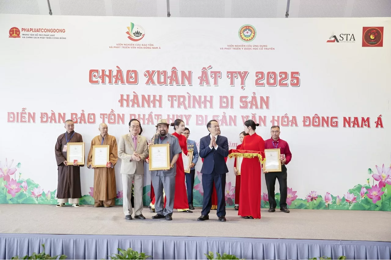 Nhà hoạt động xã hội tiêu biểu Asean Nguyễn Hoàng Sang trong chương trình “Hành trình di sản, diễn đàn bảo tồn phát huy di sản văn hóa Đông Nam Á. Nhà hoạt động xã hội tiêu biểu Asean Nguyễn Hoàng Sang trong chương trình “Hành trình di sản, diễn đàn bảo tồn phát huy di sản văn hóa Đông Nam Á.