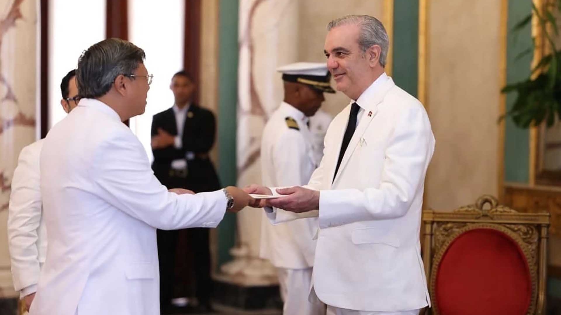 Đại sứ Lê Quang Long trình Thư ủy nhiệm lên Tổng thống Cộng hoà Dominica