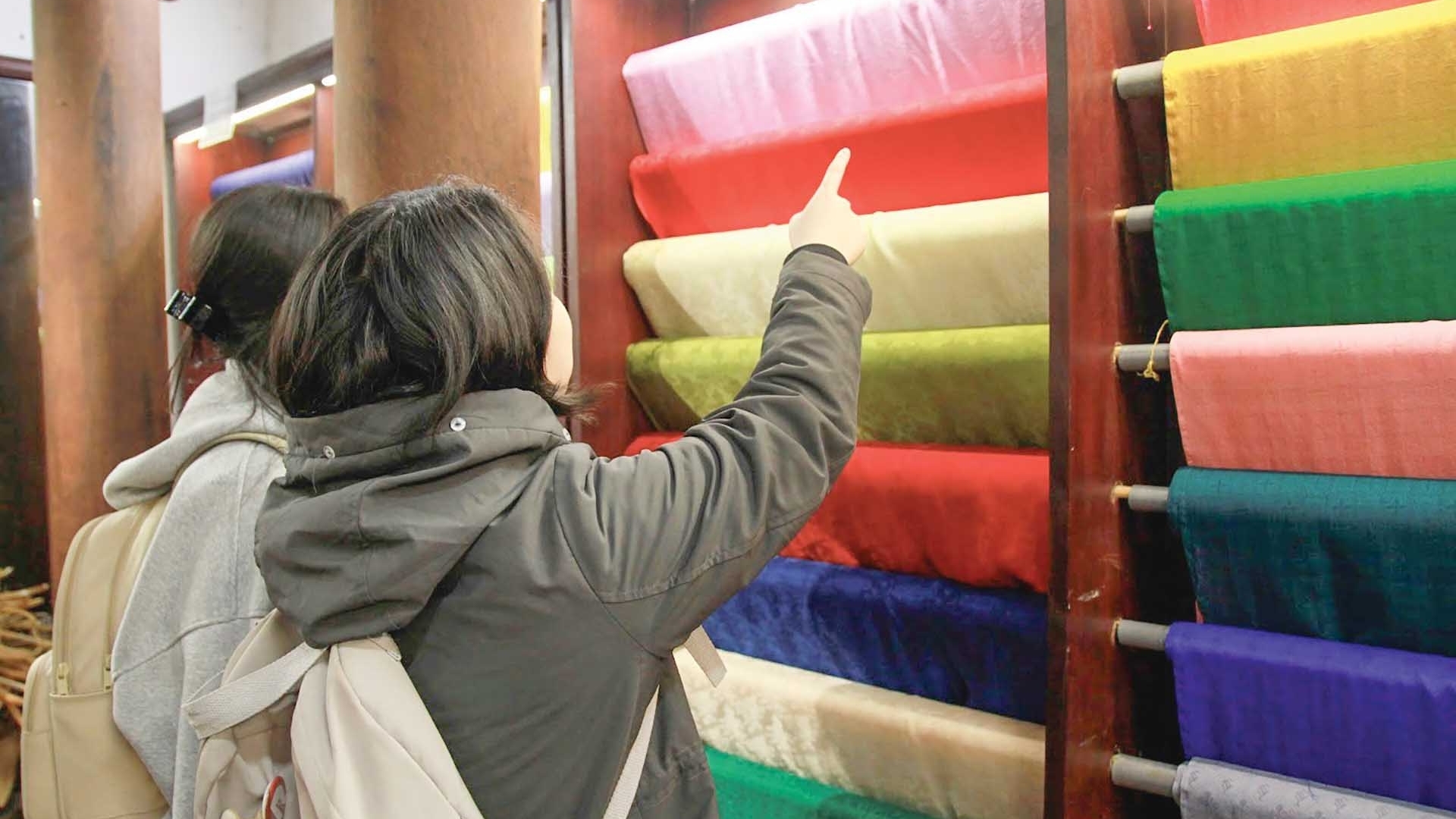 Khát vọng vươn mình của làng lụa nghìn năm tuổi