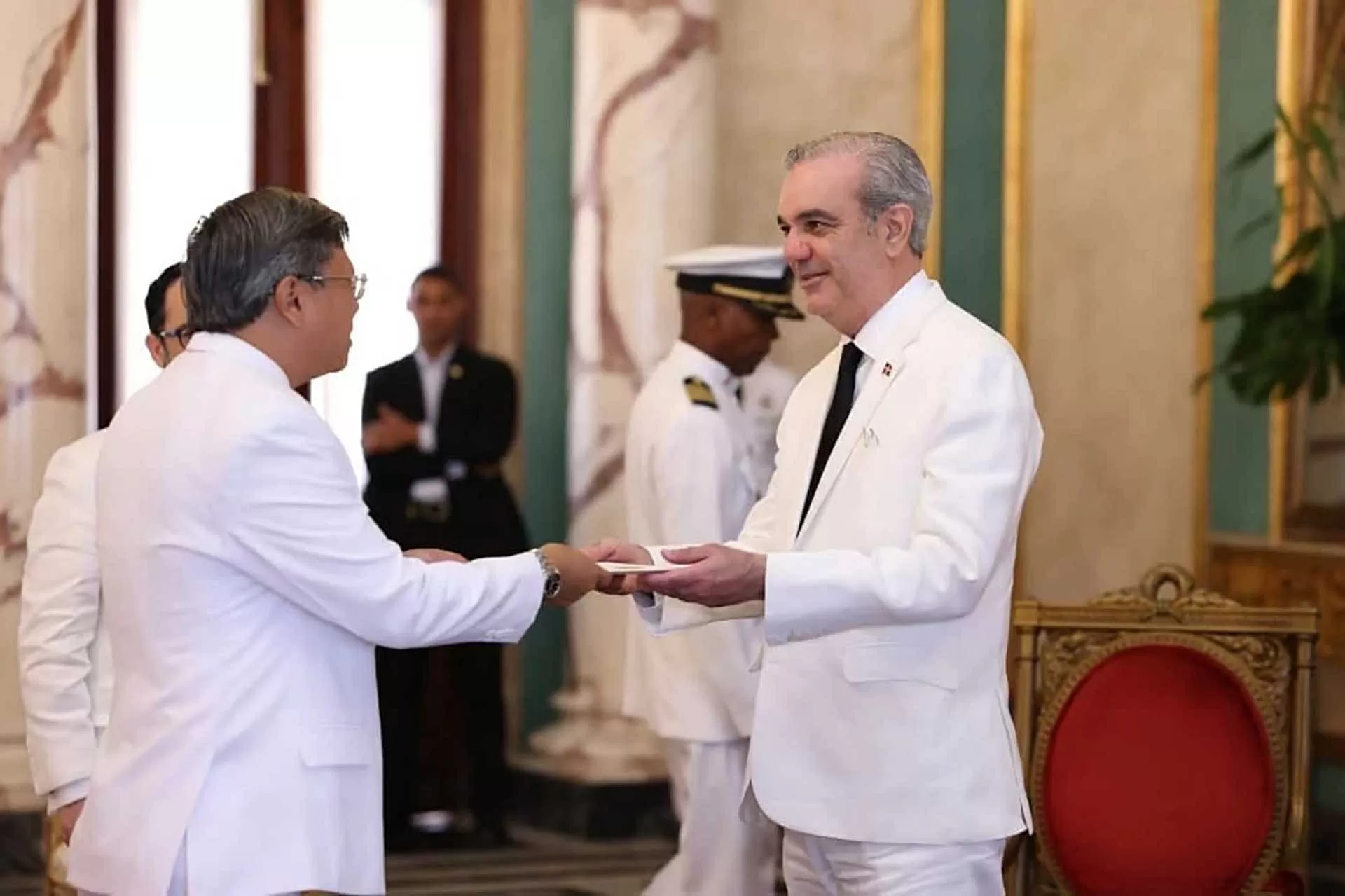 Đại sứ Lê Quang Long trình Thư ủy nhiệm lên Tổng thống Cộng hoà Dominica