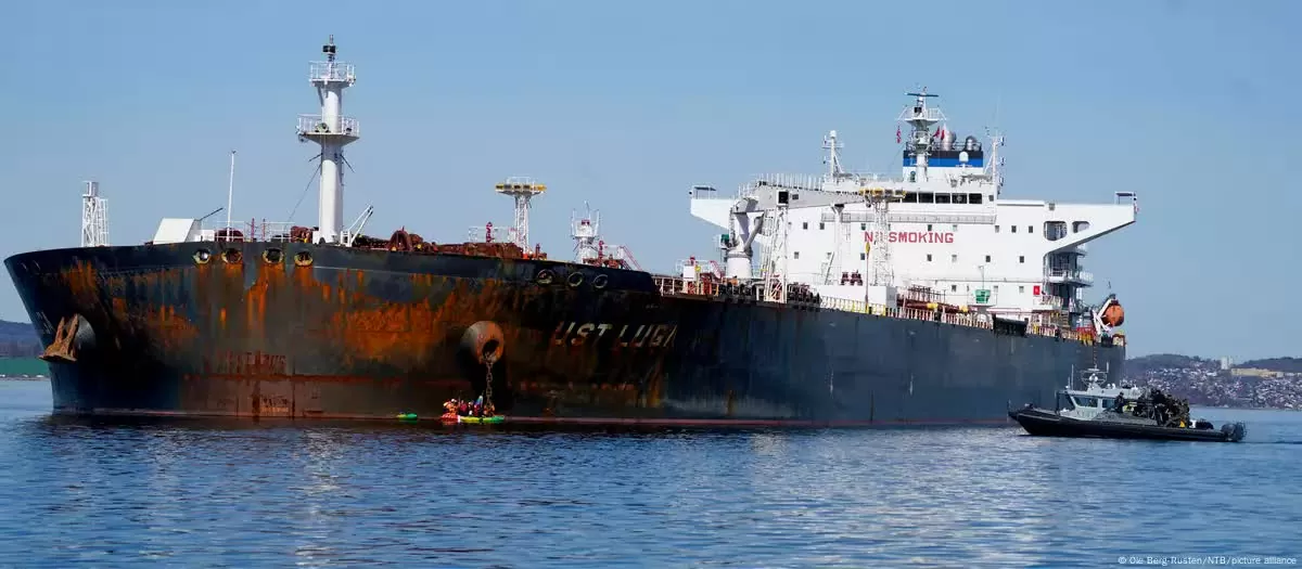 Hạ giá trần dầu Nga: Một mũi tên trúng hai đích, EU và Anh không chỉ muốn siết chặt vòng vây kinh tế với Moscow Hạ giá trần dầu Nga: Một mũi tên trúng hai đích, EU và Anh không chỉ muốn siết chặt vòng vây kinh tế với Moscow