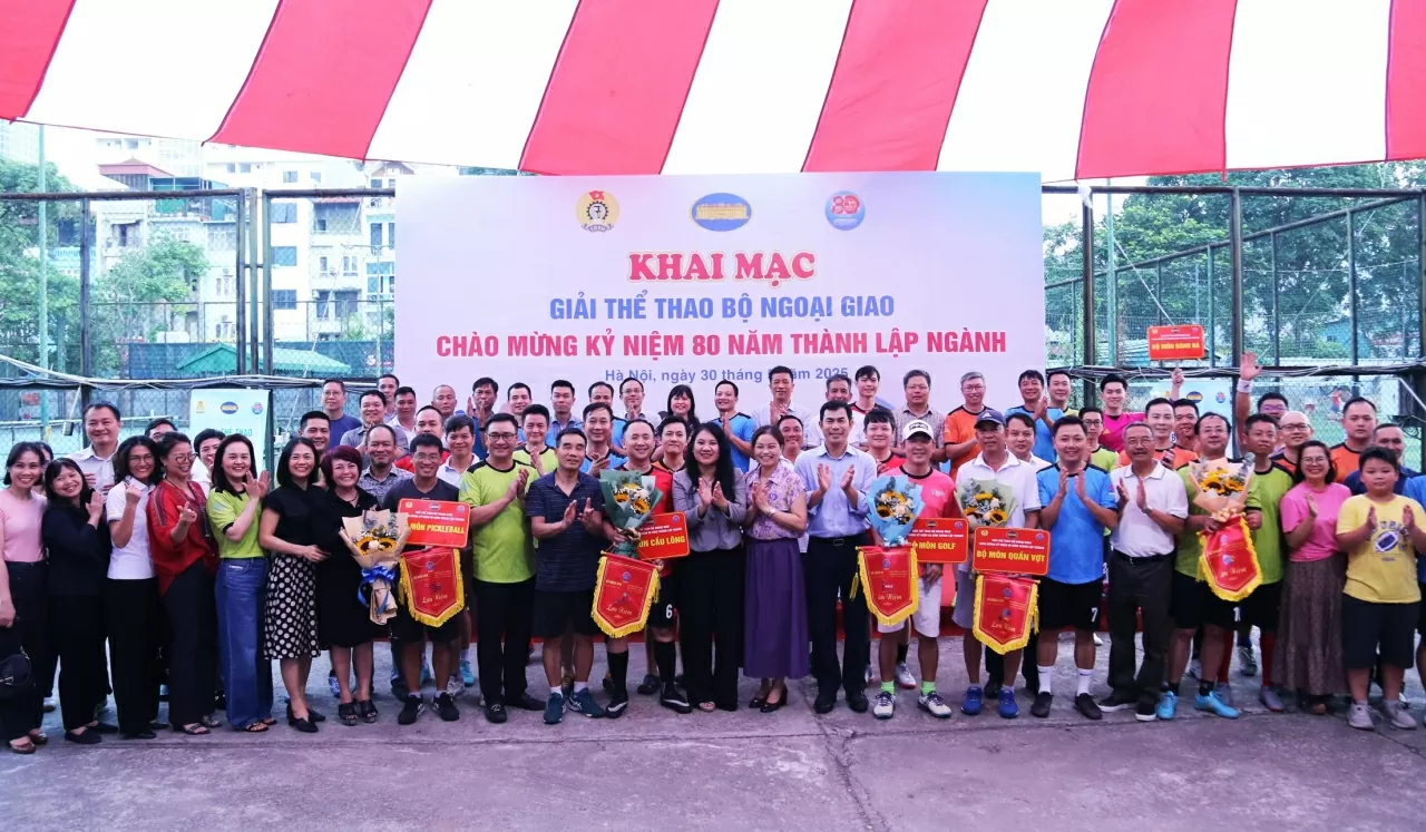 Ban tổ chức cùng với các vận động viên chụp ảnh lưu niệm. (Ảnh: Thành Long) Ban tổ chức cùng với các vận động viên chụp ảnh lưu niệm. (Ảnh: Thành Long)