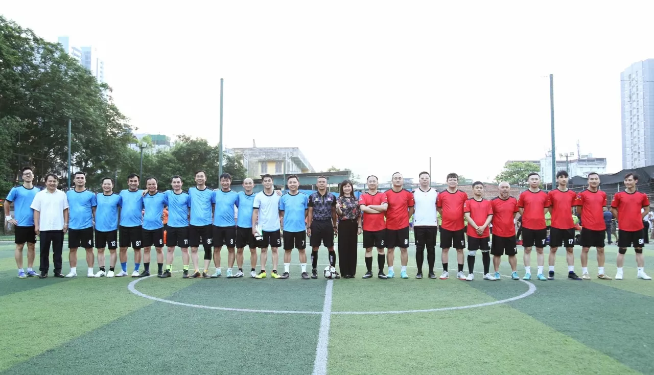 Trận bóng đá giữa hai đội Học viện Ngoại giao (áo đỏ) và Đội liên quan số 1 Tôn Thất Đàm. (ảnh: Thành Long)