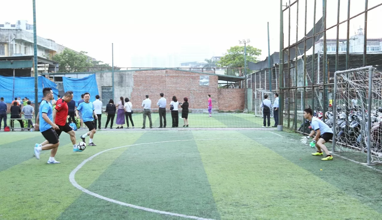 Bàn thắng mở tỉ số sớm từ đội Học viện Ngoại giao. (Ảnh: Thành Long) Bàn thắng mở tỉ số sớm từ đội Học viện Ngoại giao. (Ảnh: Thành Long)