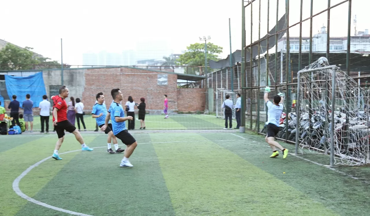 Bàn thắng mở tỉ số sớm từ đội Học viện Ngoại giao. (Ảnh: Thành Long) Bàn thắng mở tỉ số sớm từ đội Học viện Ngoại giao. (Ảnh: Thành Long)