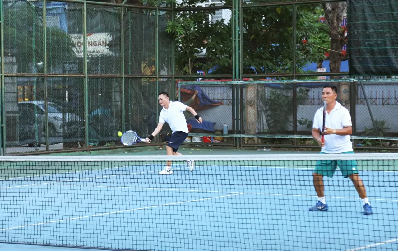 Cùng giờ là cuộc so tài ở bộ môn tenis giữa Cục phục vụ và Cục lãnh sự. (Ảnh: Thành Long) Cùng giờ là cuộc so tài ở bộ môn tenis giữa Cục phục vụ và Cục lãnh sự. (Ảnh: Thành Long)