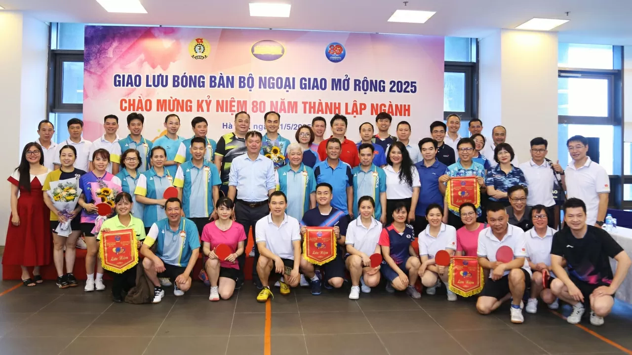 Ban tổ chức, Lãnh đạo các đơn vị và các vận động viên chụp bức ảnh lưu niệm. (Ảnh : Thành Long)