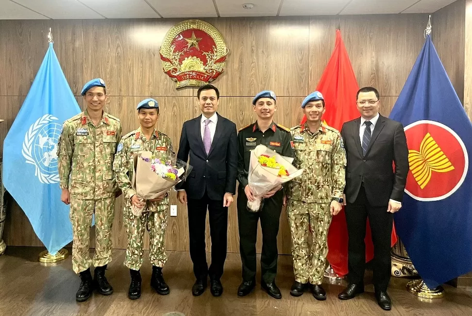 Đại sứ Đặng Hoàng Giang, Trưởng Phái đoàn thường trực Việt Nam tại Liên hợp quốc đã tổ chức gặp gỡ các sỹ quan gìn giữ hòa bình và cán bộ Việt Nam đang làm việc tại trụ sở Liên hợp quốc ở New York.