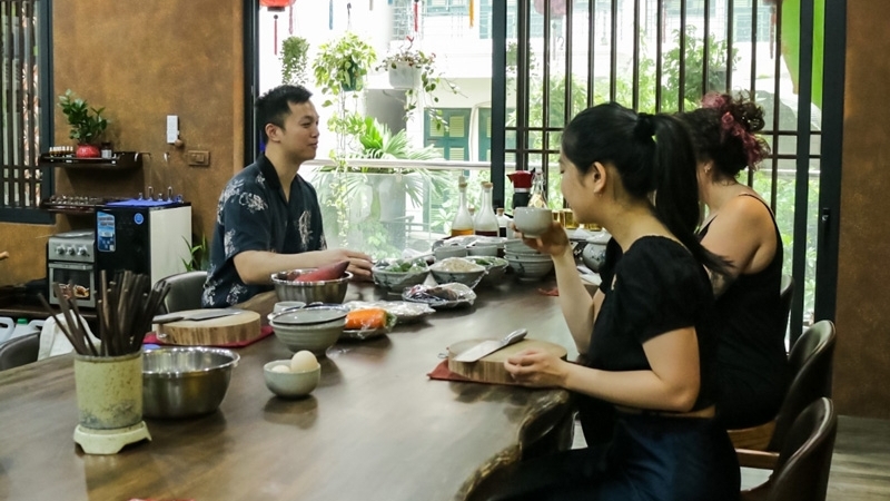 Lớp học nấu ăn cùng người Việt - Nhịp cầu ngoại giao nhân dân kiểu mới