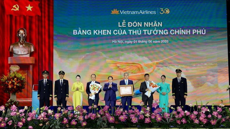 Vietnam Airlines vinh dự đón nhận Bằng khen Thủ tướng Chính phủ nhân dịp 30 năm thành lập