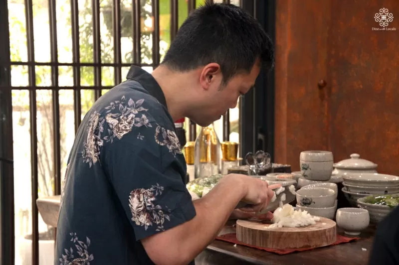 Du khách sơ chế nguyên liệu cho món nem rán (Ảnh: Dine With Locals) Du khách sơ chế nguyên liệu cho món nem rán (Ảnh: Dine With Locals)