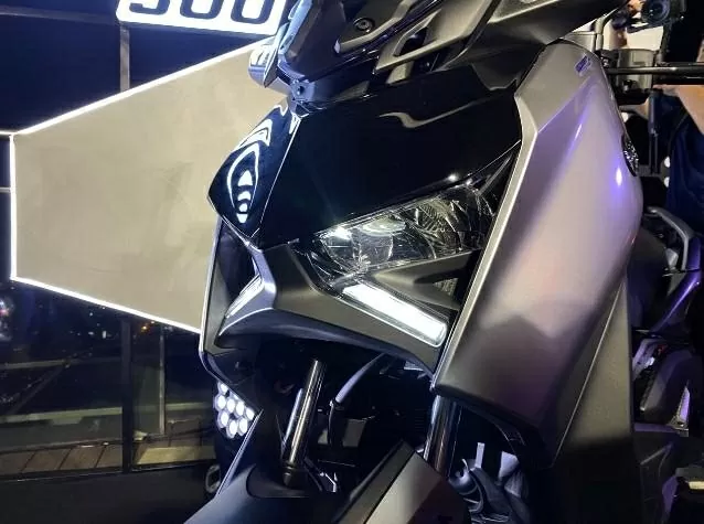 Phần đầu của XMAX 300 2025 nổi bật với dải đèn LED định vị hình chữ “X” – đặc trưng thiết kế của dòng MAX Phần đầu của XMAX 300 2025 nổi bật với dải đèn LED định vị hình chữ “X” – đặc trưng thiết kế của dòng MAX