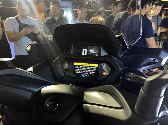 Yamaha XMAX 300 2025 sở hữu hệ thống màn hình kép gồm đồng hồ tốc độ LCD kích thước 3.2 inch và màn hình màu TFT kích thước 4.2 inch Yamaha XMAX 300 2025 sở hữu hệ thống màn hình kép gồm đồng hồ tốc độ LCD kích thước 3.2 inch và màn hình màu TFT kích thước 4.2 inch