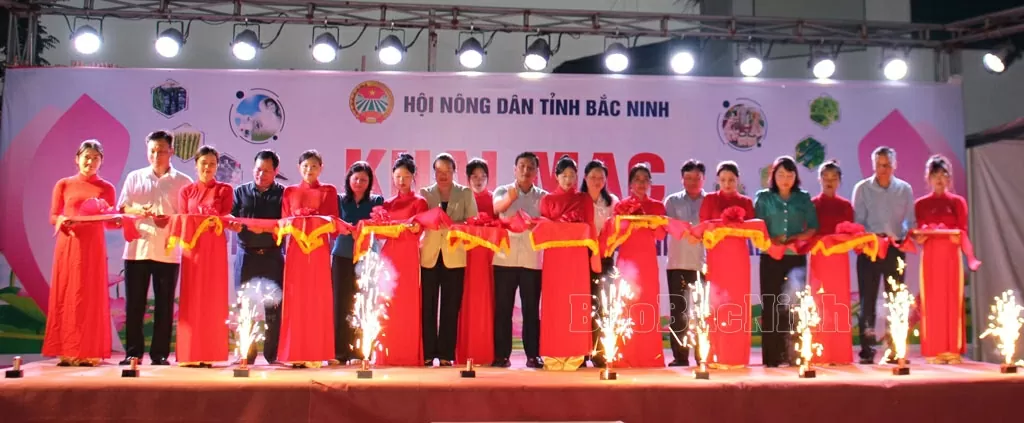 Các đại biểu cắt băng khai mạc chợ phiên. Các đại biểu cắt băng khai mạc chợ phiên.