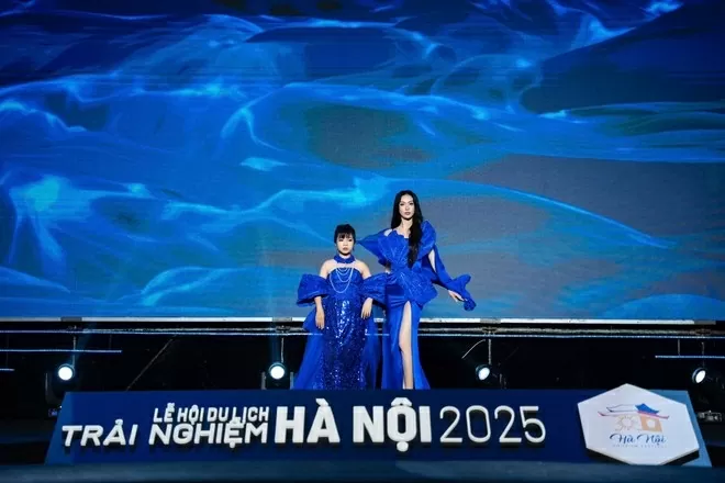 Ấn tượng BST lấy cảm hứng từ đại dương và Nam Phương Hoàng hậu tại Lễ hội du lịch Hà Nội năm 2025 Ấn tượng BST lấy cảm hứng từ đại dương và Nam Phương Hoàng hậu tại Lễ hội du lịch Hà Nội năm 2025