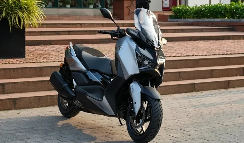 Yamaha XMAX 300 2025 mang kiểu dáng maxi scooter (xe ga đường trường) với chiều dài, chiều rộng và chiều cao lần lượt là 2.180mm, 795mm và 1.460mm Yamaha XMAX 300 2025 mang kiểu dáng maxi scooter (xe ga đường trường) với chiều dài, chiều rộng và chiều cao lần lượt là 2.180mm, 795mm và 1.460mm