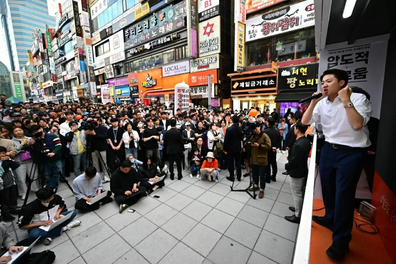 Hàn Quốc: Tỷ lệ cử tri đi bầu cao kỷ lục, cuộc đua vào Nhà Xanh ngày càng nóng Hàn Quốc: Tỷ lệ cử tri đi bầu cao kỷ lục, cuộc đua vào Nhà Xanh ngày càng nóng