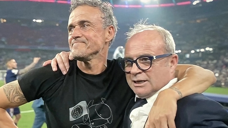 Xúc động hình ảnh HLV Enrique tri ân cô con gái xấu số