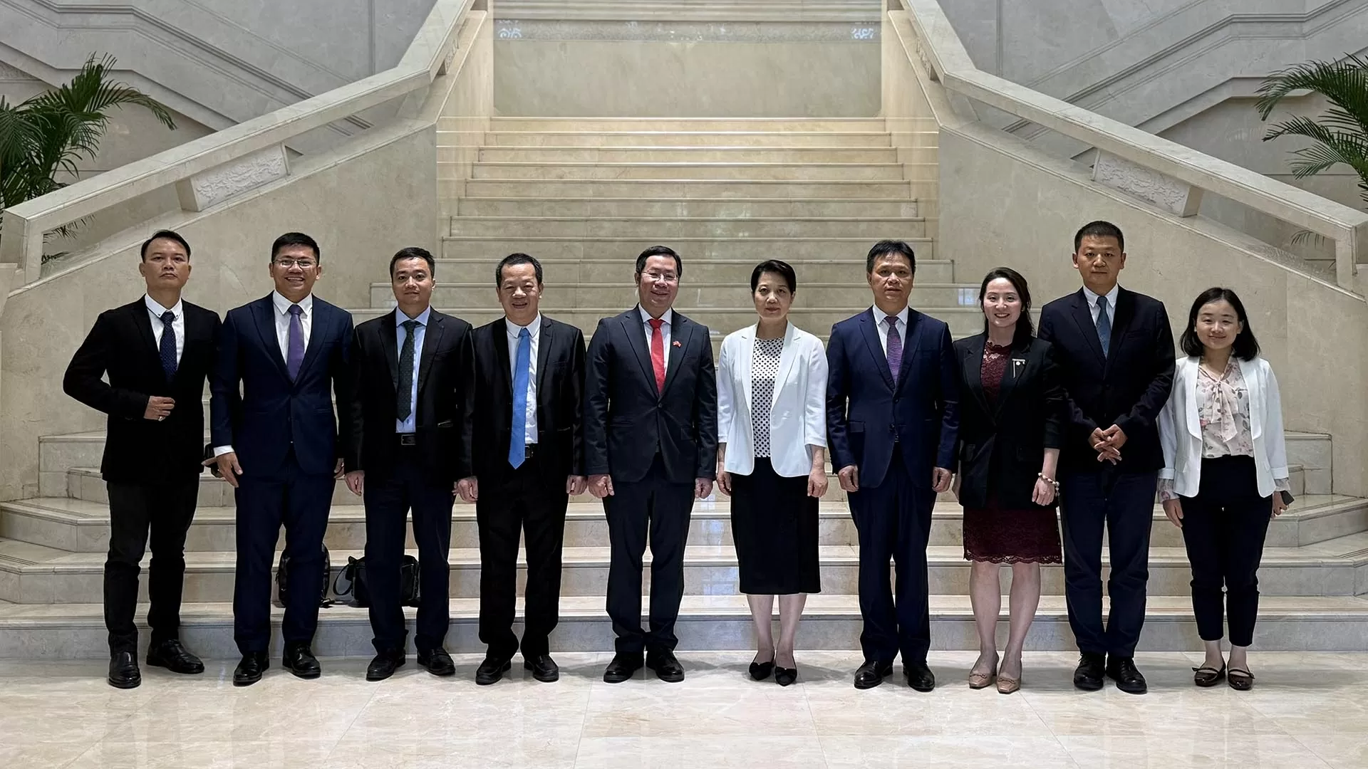 Tổng lãnh sự Bùi Nguyên Long hội kiến Chủ nhiệm Văn phòng Ngoại vụ Trùng Khánh Vương Văn Tổng lãnh sự Bùi Nguyên Long hội kiến Chủ nhiệm Văn phòng Ngoại vụ Trùng Khánh Vương Văn