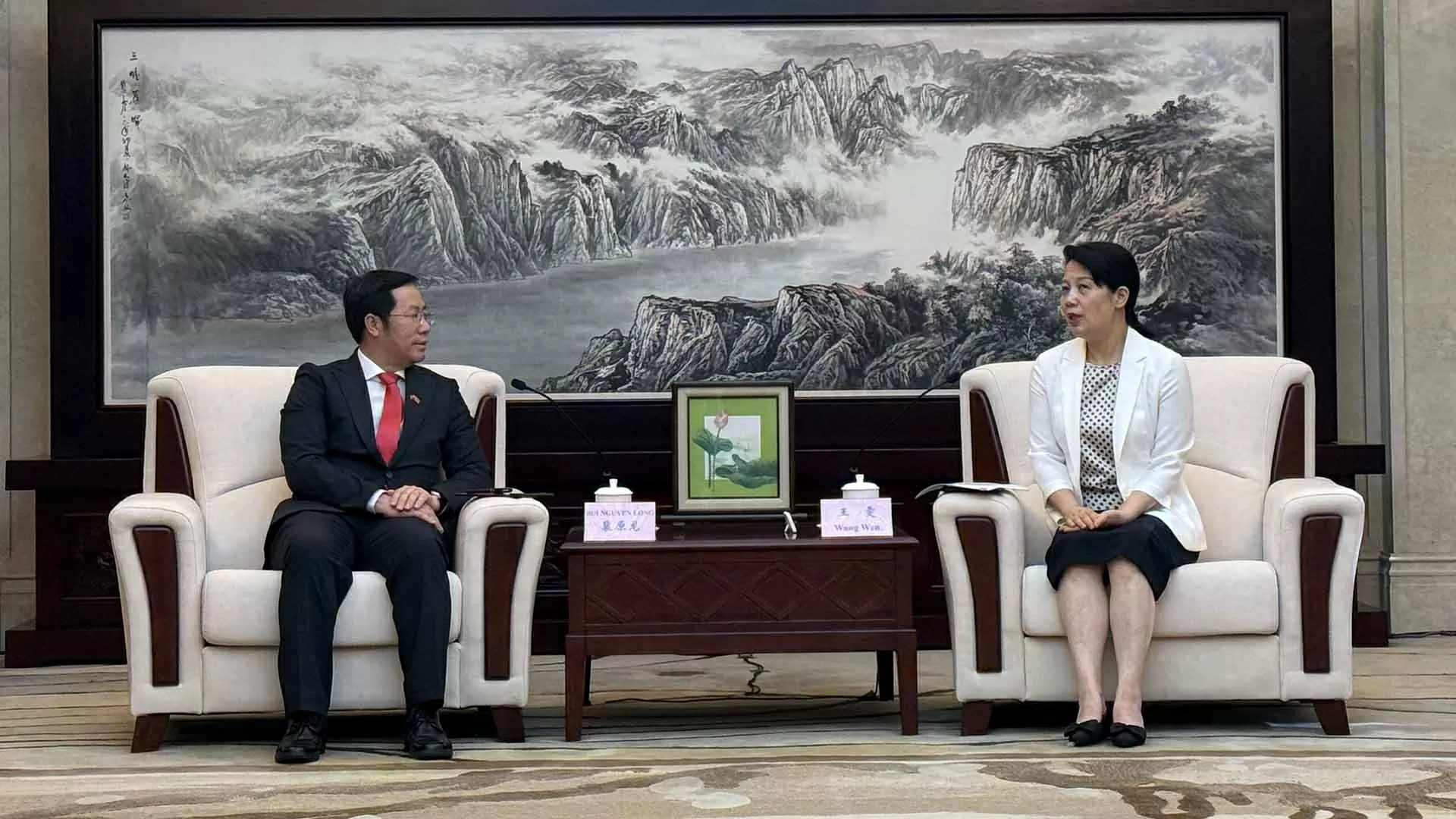 Tổng lãnh sự Bùi Nguyên Long hội kiến Chủ nhiệm Văn phòng Ngoại vụ Trùng Khánh Vương Văn Tổng lãnh sự Bùi Nguyên Long hội kiến Chủ nhiệm Văn phòng Ngoại vụ Trùng Khánh Vương Văn