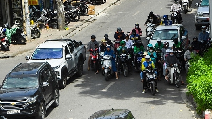 Nắng đỉnh điểm, người dân và khách du lịch Hà Nội tìm cách trốn nóng