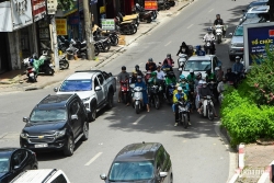 Nắng đỉnh điểm, người dân và khách du lịch Hà Nội tìm cách trốn nóng