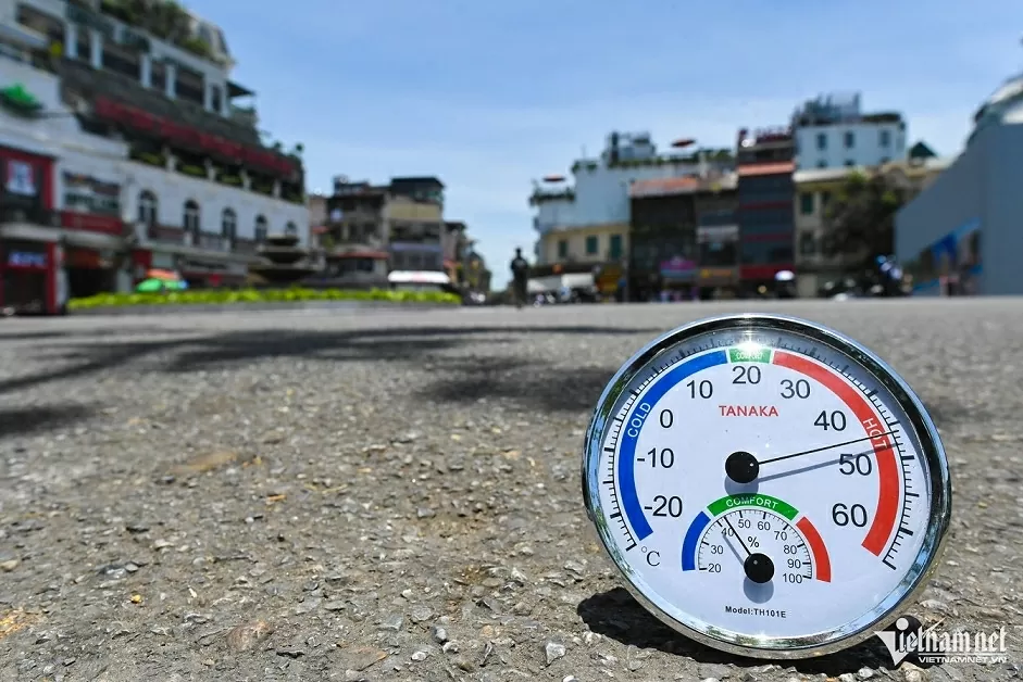 12h trưa 2/6, nhiệt độ đo được trên đường tại khu vực quảng trường Đông Kinh Nghĩa Thục (quận Hoàn Kiếm, Hà Nội) ở mức 46 độ C, xung quanh rất vắng người qua lại. 12h trưa 2/6, nhiệt độ đo được trên đường tại khu vực quảng trường Đông Kinh Nghĩa Thục (quận Hoàn Kiếm, Hà Nội) ở mức 46 độ C, xung quanh rất vắng người qua lại.